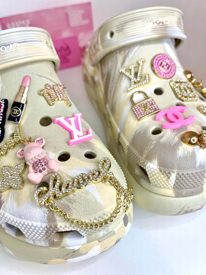 Paire de Crocs beige à plateforme personnalisée avec les charms du set "Pink Era", vue de près