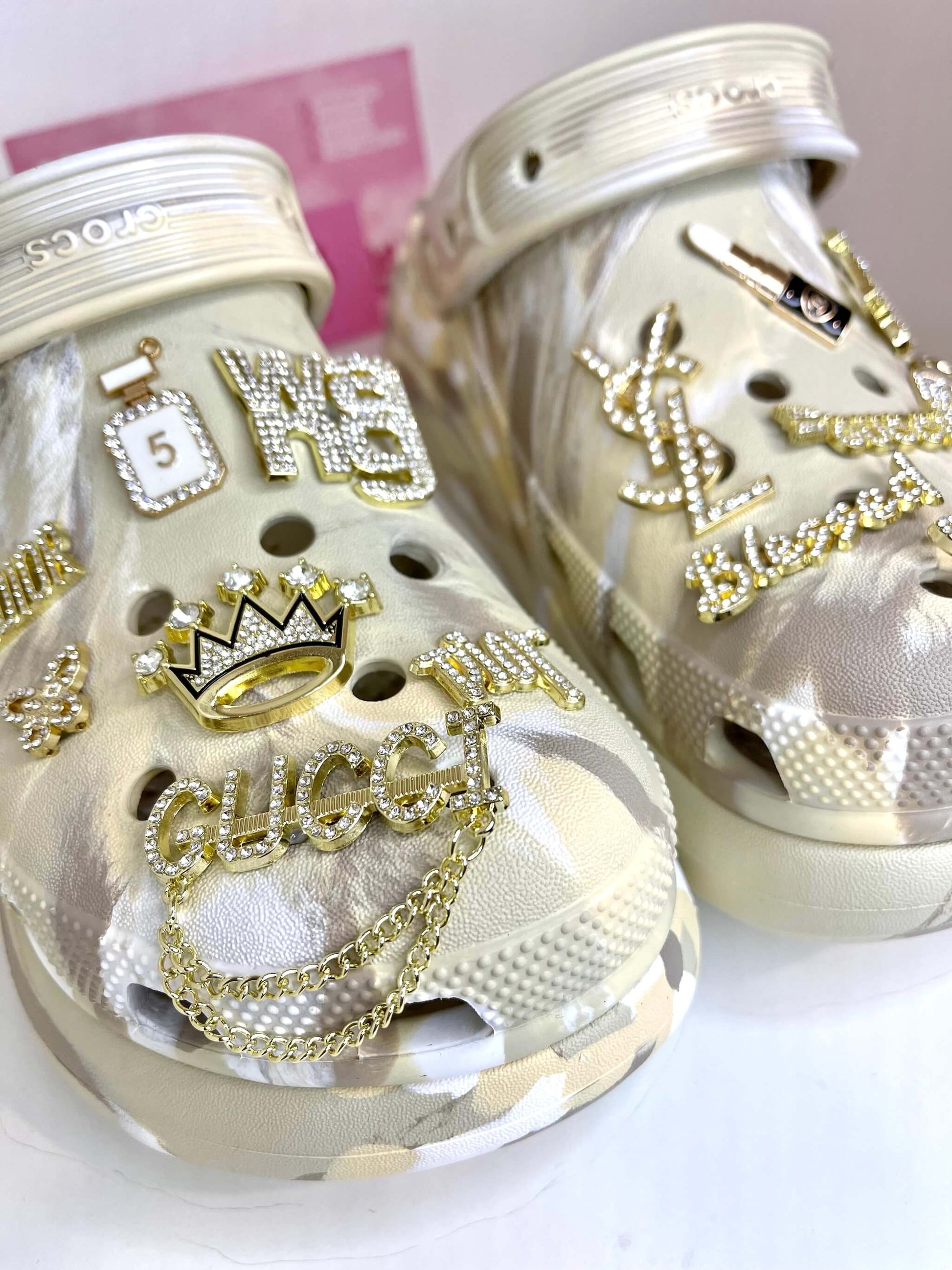 Paire de Crocs beige à plateforme personnalisée avec les charms du set "Icy Babe", vue de près