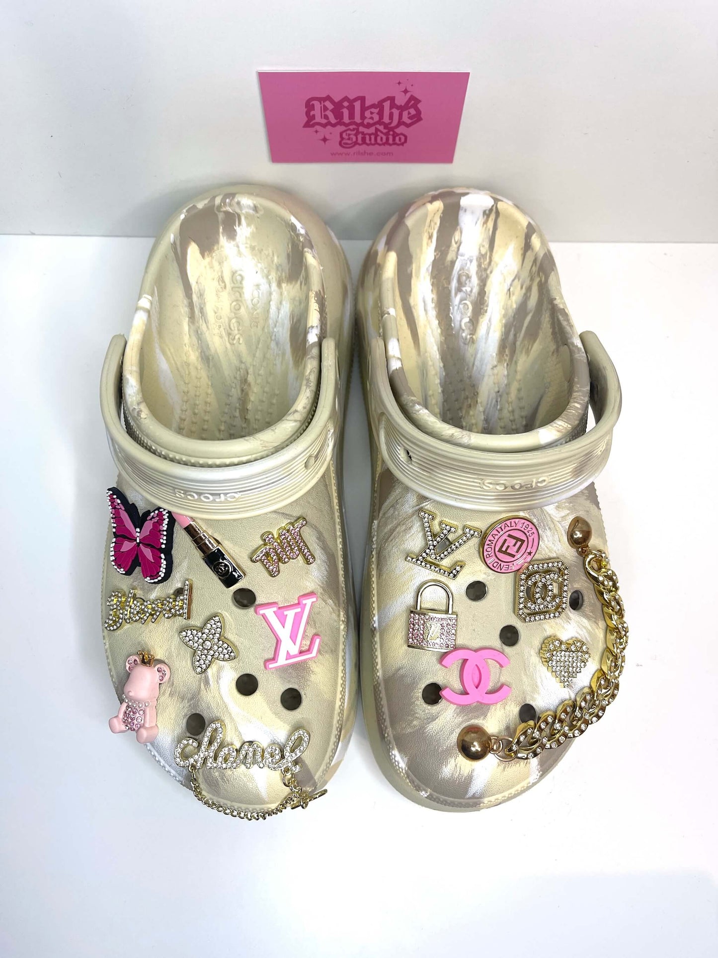 Paire de Crocs beige à plateforme personnalisée avec les charms du set "Pink Era", vue du dessus