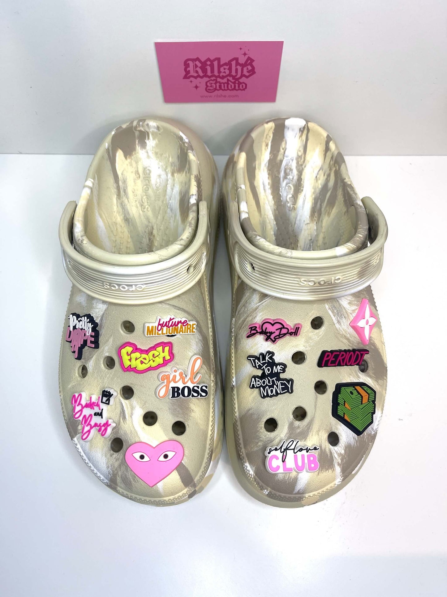 Paire de Crocs beige à plateforme personnalisée avec les charms du set "Boss babe", vue du dessus