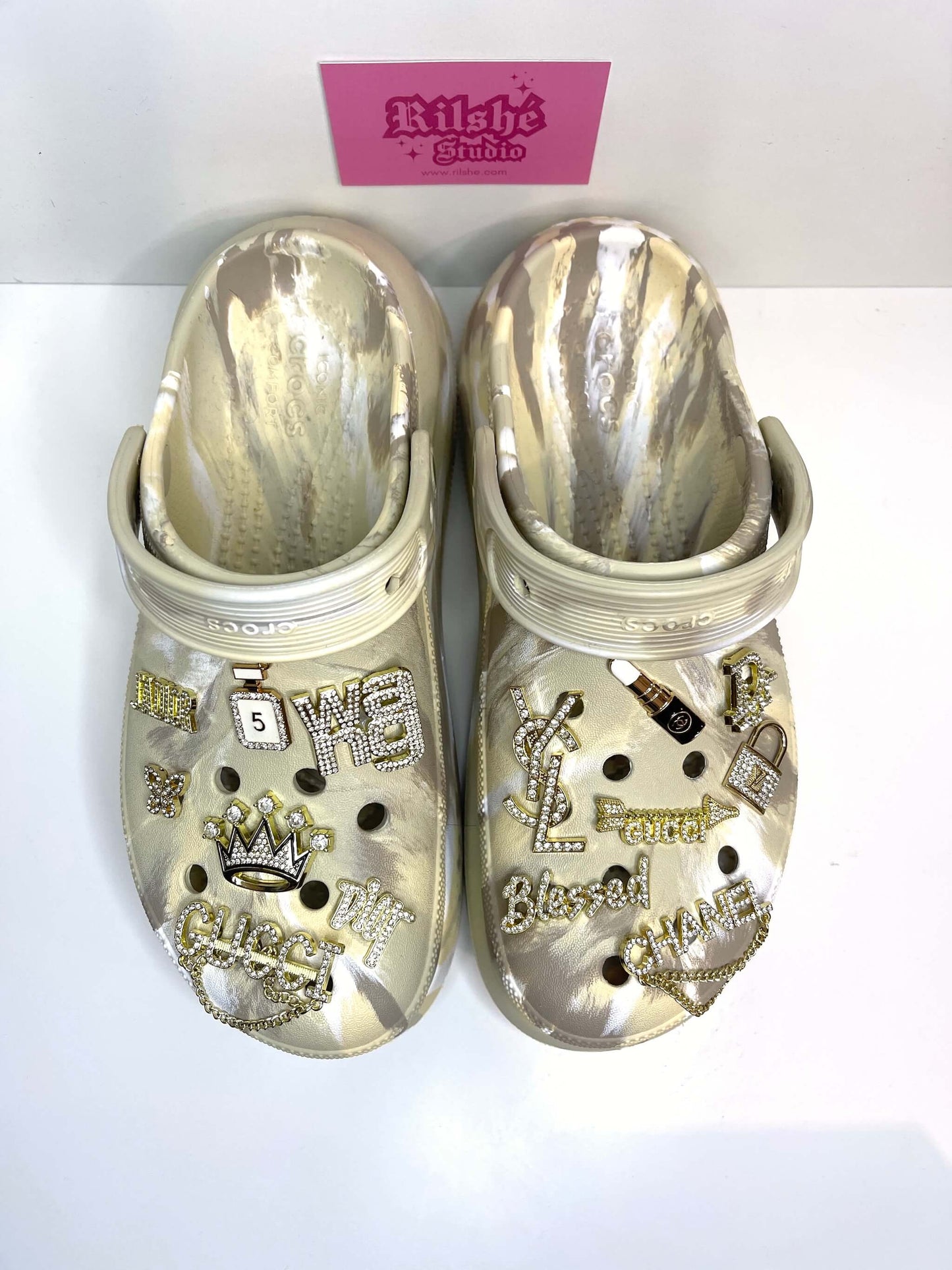 Paire de Crocs beige à plateforme personnalisée avec les charms du set "Icy Babe", vue du dessus